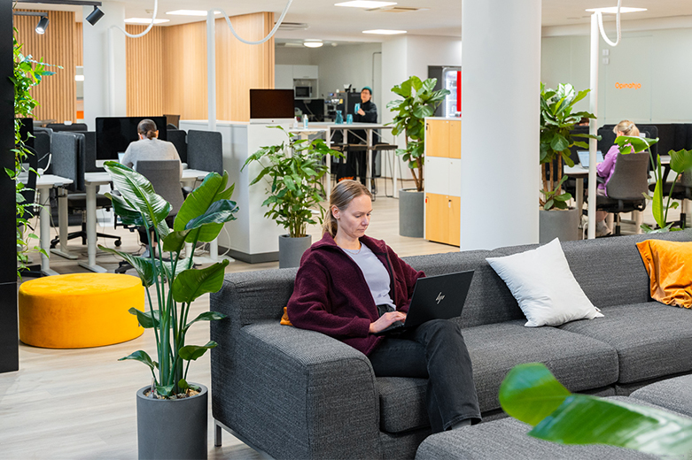 Medarbetare på Eduhouse sitter på kontoret i Helsingfors och arbetar