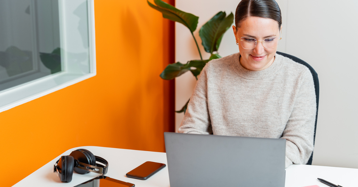 motiverad glad medarbetare jobbar vid skrivbord laptop